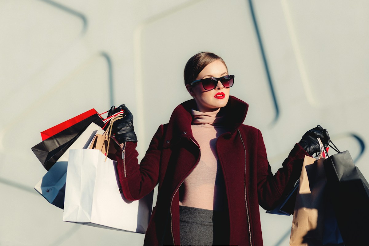 Deux amies font du shopping en ville
